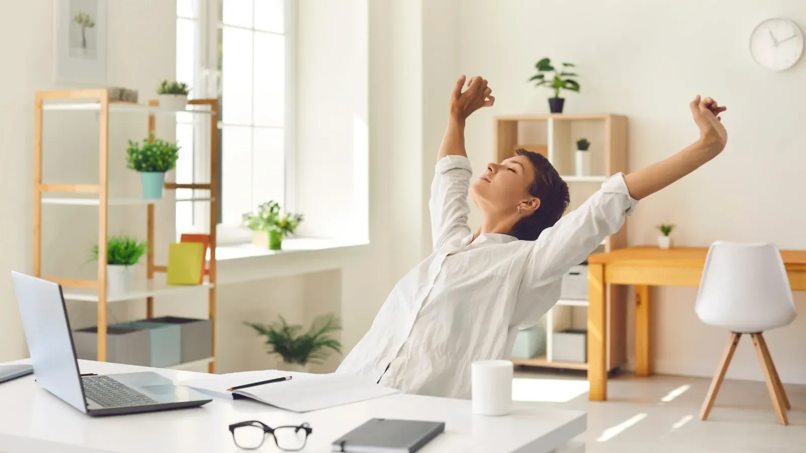 woman in a desk back to work after her vacation
