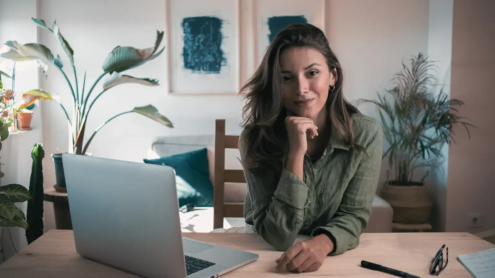 woman speaking in meeting with confident body language