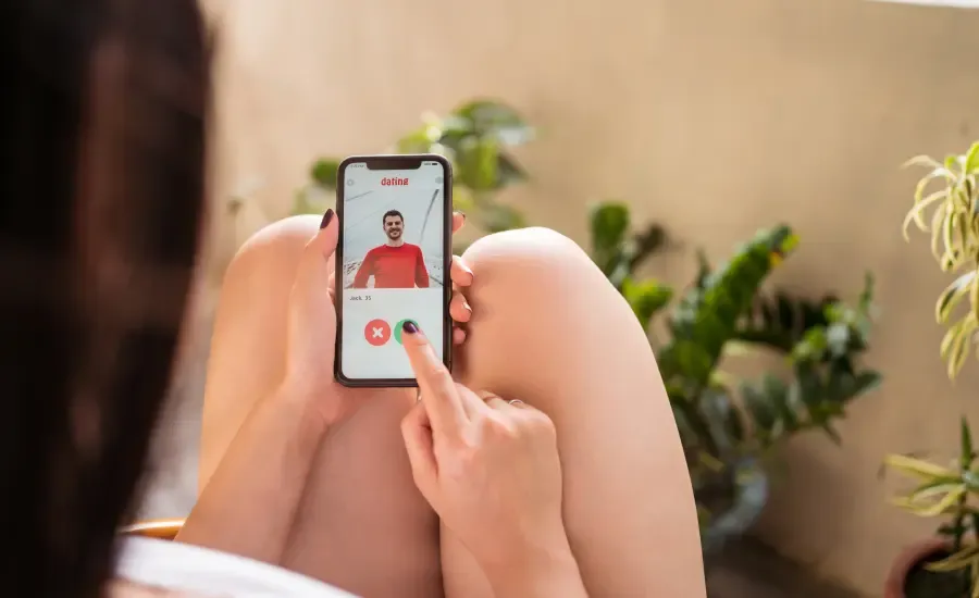 dating apps and solitude