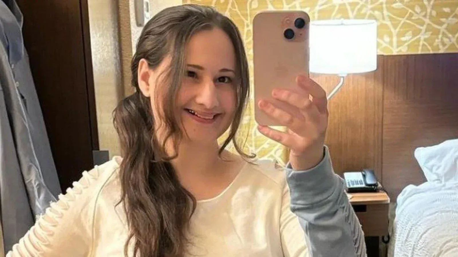 gypsy rose taking a selfie