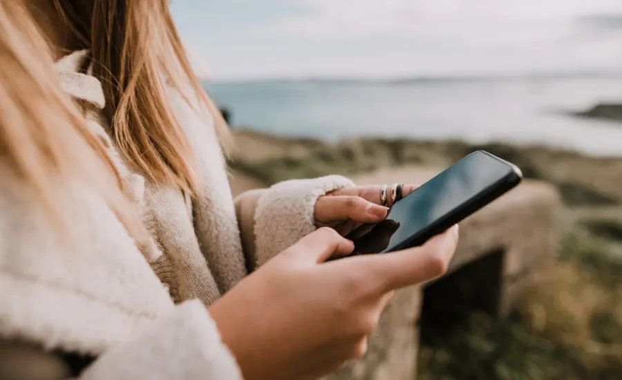 woman having an argument via text