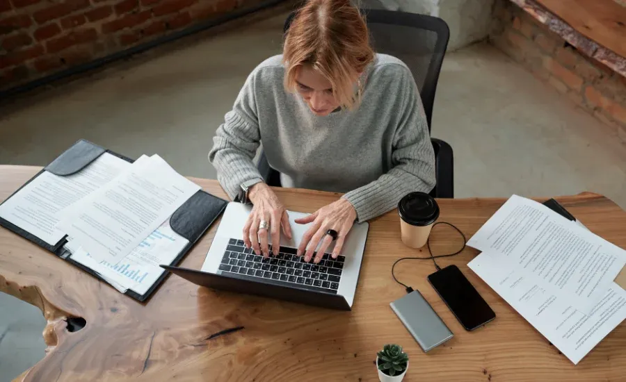 male-colleague-paid-more-how-to-raise-with-hr