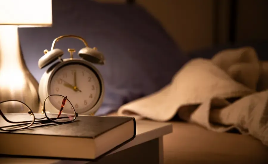 bed in the evening bedtime procrastination