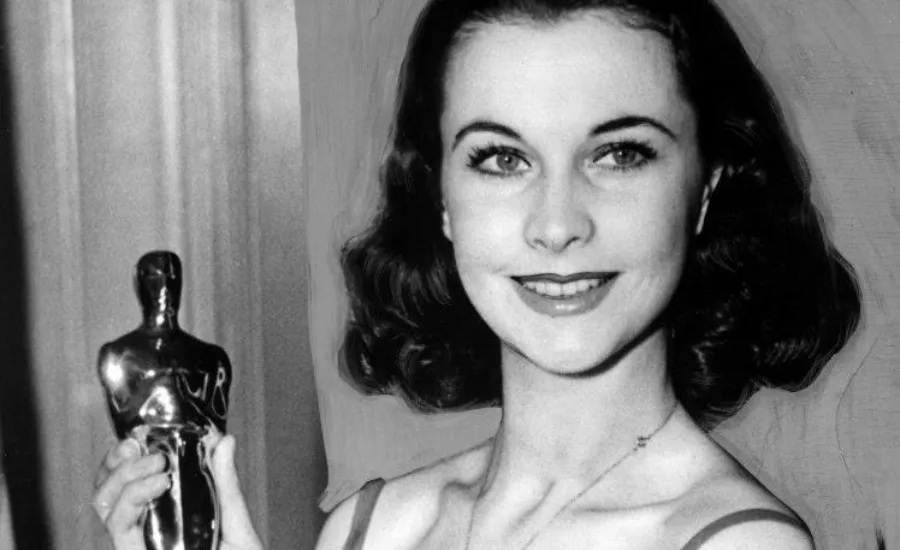 vivien leigh holding her oscar